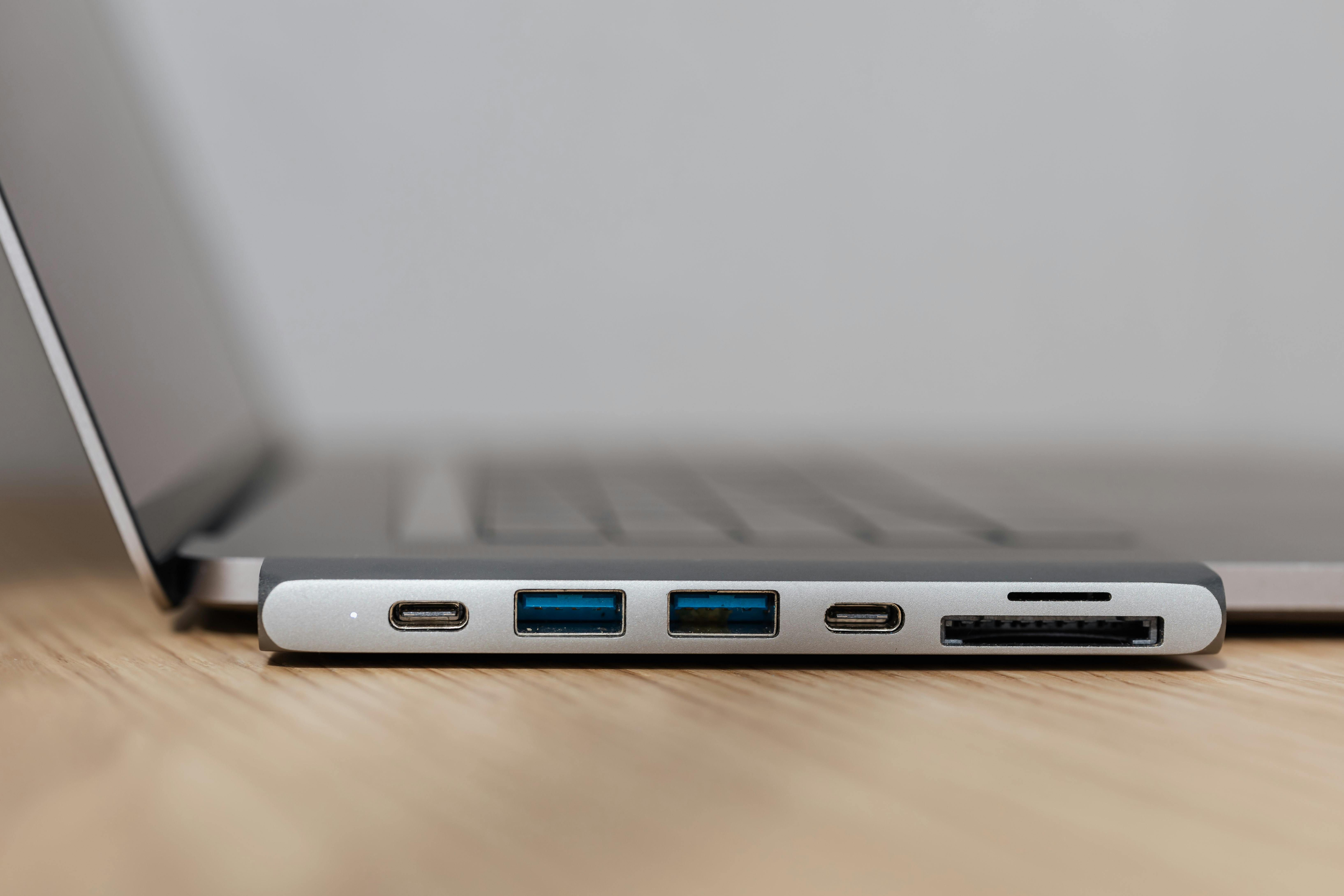 Cách vệ sinh cổng USB-C