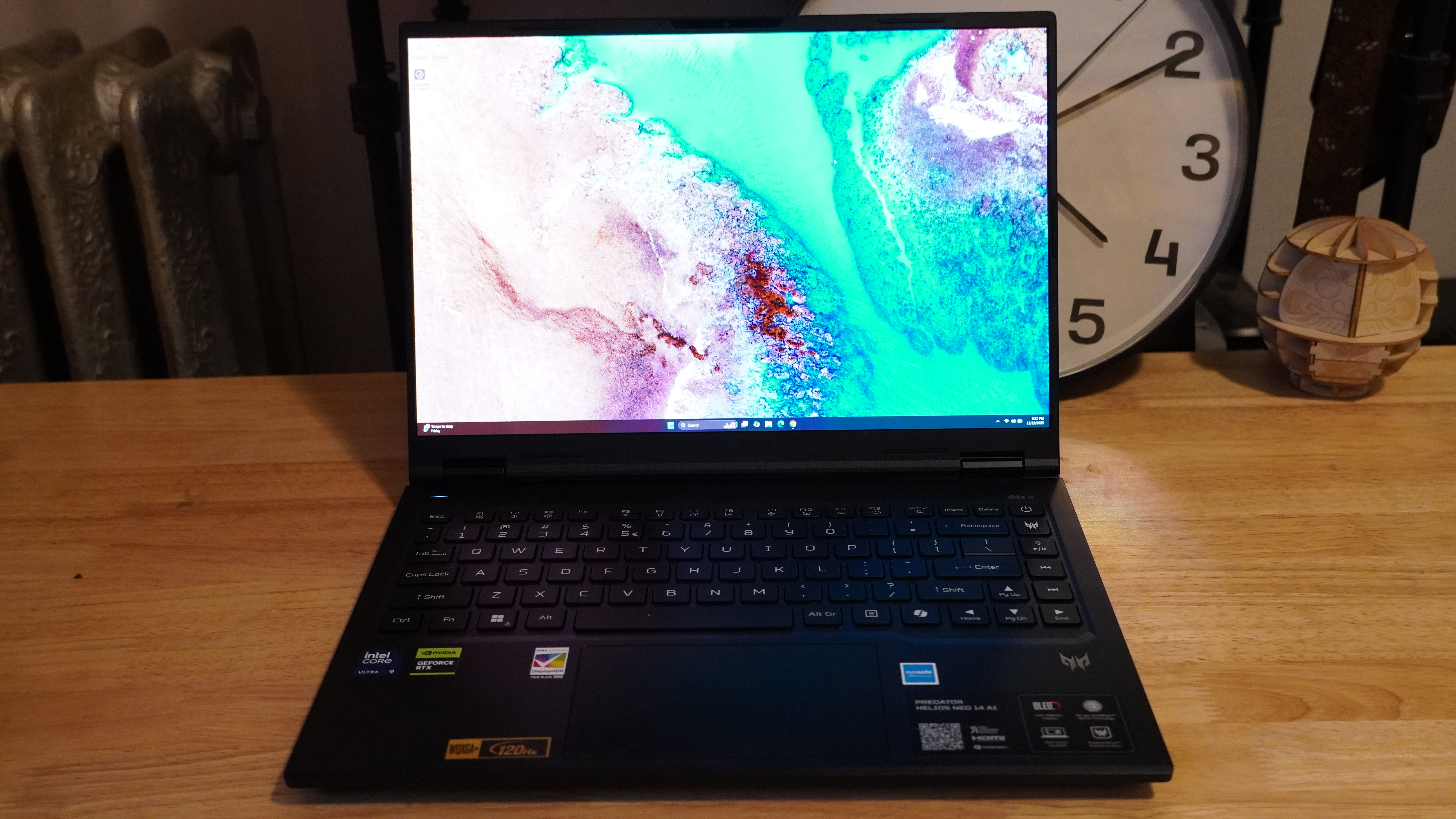 Đánh giá Acer Predator Helios Neo 14 AI: Mắc kẹt giữa kích thước nhỏ gọn và hiệu năng mạnh mẽ.